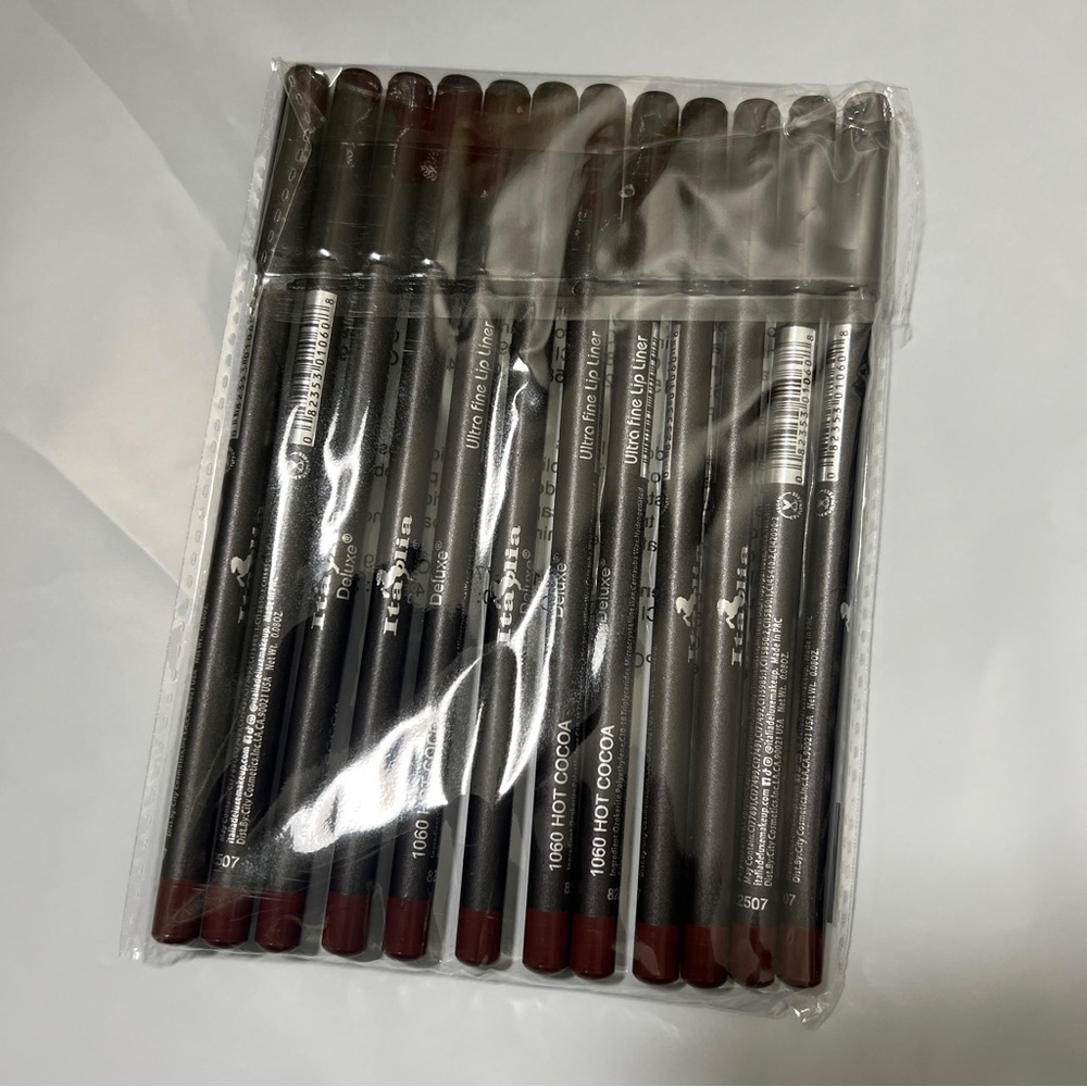 New 12PC Italia Deluxe Ultra Fine Lip Liner Set of NWT
12 HOT COCOA